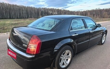 Chrysler 300C II, 2005 год, 885 000 рублей, 10 фотография