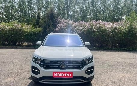 Volkswagen Touran III, 2022 год, 1 800 000 рублей, 1 фотография