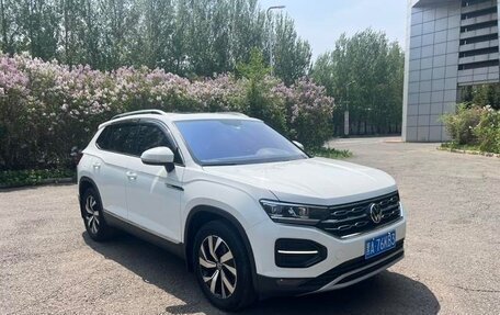 Volkswagen Touran III, 2022 год, 1 800 000 рублей, 2 фотография