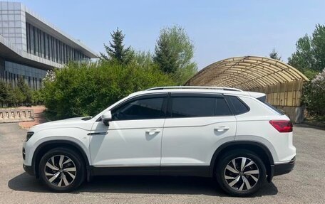 Volkswagen Touran III, 2022 год, 1 800 000 рублей, 6 фотография