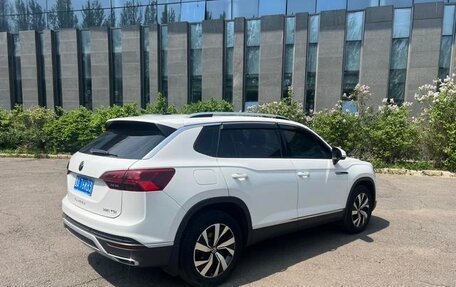 Volkswagen Touran III, 2022 год, 1 800 000 рублей, 3 фотография