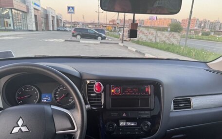 Mitsubishi Outlander III рестайлинг 3, 2014 год, 1 600 000 рублей, 4 фотография