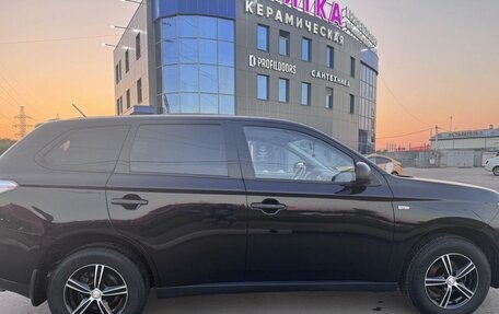 Mitsubishi Outlander III рестайлинг 3, 2014 год, 1 600 000 рублей, 11 фотография
