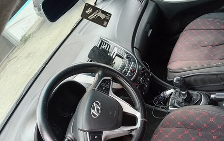 Hyundai Solaris II рестайлинг, 2011 год, 350 000 рублей, 4 фотография