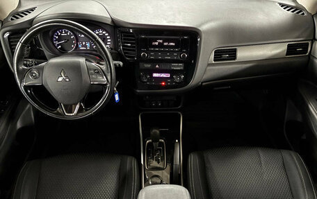 Mitsubishi Outlander III рестайлинг 3, 2018 год, 1 749 000 рублей, 9 фотография