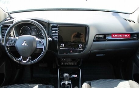 Mitsubishi Outlander III рестайлинг 3, 2021 год, 2 259 000 рублей, 12 фотография