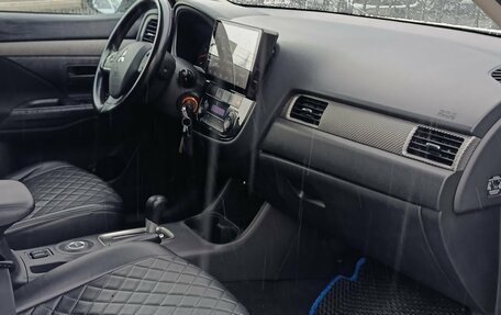Mitsubishi Outlander III рестайлинг 3, 2013 год, 1 575 000 рублей, 12 фотография