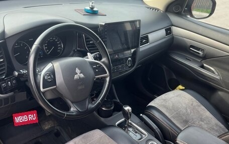 Mitsubishi Outlander III рестайлинг 3, 2014 год, 1 600 000 рублей, 6 фотография