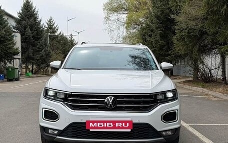 Volkswagen T-Roc I, 2023 год, 1 845 000 рублей, 2 фотография