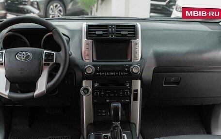 Toyota Land Cruiser Prado 150 рестайлинг 2, 2013 год, 2 590 000 рублей, 12 фотография