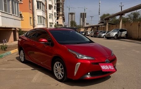 Toyota Prius IV XW50, 2019 год, 1 975 000 рублей, 3 фотография
