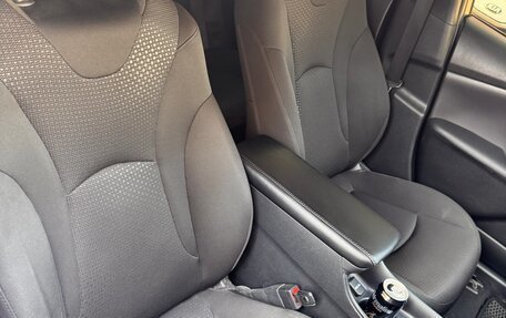 Toyota Prius IV XW50, 2019 год, 1 975 000 рублей, 13 фотография