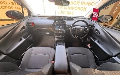 Toyota Prius IV XW50, 2019 год, 1 975 000 рублей, 20 фотография