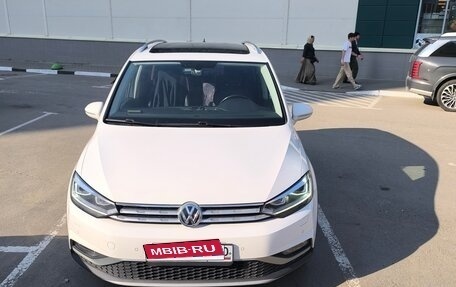 Volkswagen Touran III, 2021 год, 2 400 000 рублей, 2 фотография