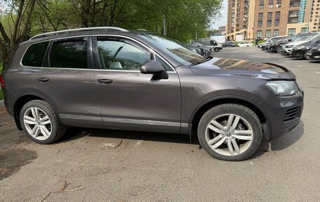 Volkswagen Touareg III, 2011 год, 1 780 000 рублей, 2 фотография