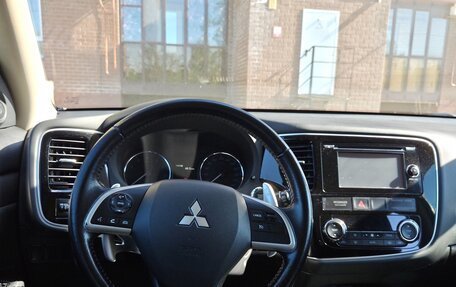 Mitsubishi Outlander III рестайлинг 3, 2014 год, 1 600 000 рублей, 10 фотография