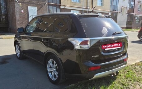 Mitsubishi Outlander III рестайлинг 3, 2014 год, 1 600 000 рублей, 4 фотография