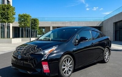 Toyota Prius IV XW50, 2017 год, 1 690 000 рублей, 1 фотография