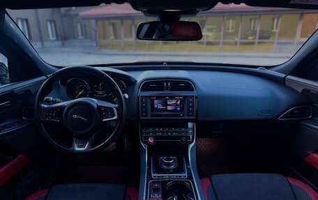 Jaguar XE I рестайлинг, 2016 год, 2 950 000 рублей, 13 фотография