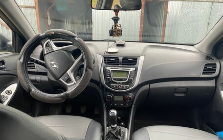 Hyundai Solaris II рестайлинг, 2011 год, 850 000 рублей, 4 фотография