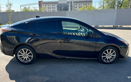 Toyota Prius IV XW50, 2017 год, 1 690 000 рублей, 3 фотография