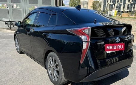 Toyota Prius IV XW50, 2017 год, 1 690 000 рублей, 4 фотография