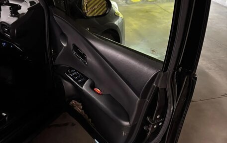 Toyota Prius IV XW50, 2017 год, 1 690 000 рублей, 16 фотография