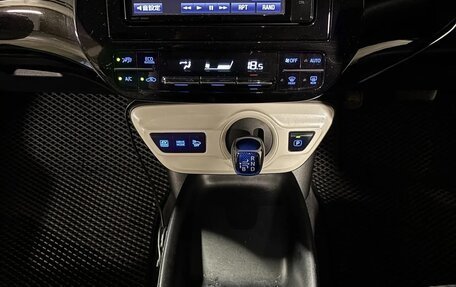 Toyota Prius IV XW50, 2017 год, 1 690 000 рублей, 13 фотография