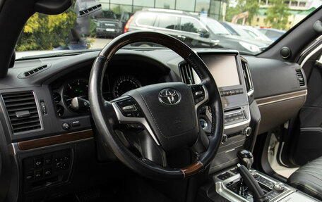 Toyota Land Cruiser 200, 2017 год, 7 398 000 рублей, 21 фотография