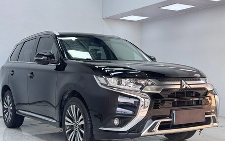 Mitsubishi Outlander III рестайлинг 3, 2022 год, 2 100 000 рублей, 3 фотография