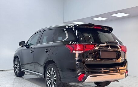 Mitsubishi Outlander III рестайлинг 3, 2022 год, 2 100 000 рублей, 4 фотография