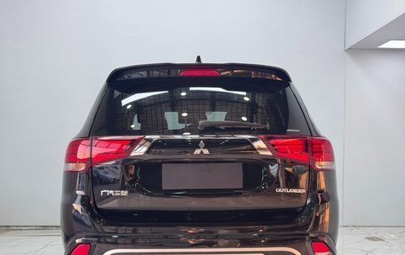 Mitsubishi Outlander III рестайлинг 3, 2022 год, 2 100 000 рублей, 5 фотография