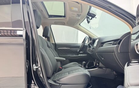 Mitsubishi Outlander III рестайлинг 3, 2022 год, 2 100 000 рублей, 12 фотография