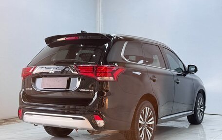 Mitsubishi Outlander III рестайлинг 3, 2022 год, 2 100 000 рублей, 6 фотография