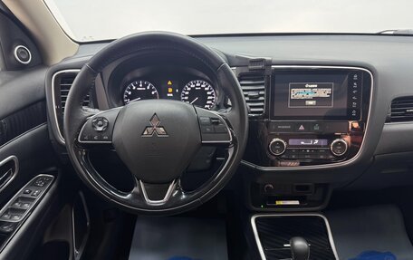 Mitsubishi Outlander III рестайлинг 3, 2022 год, 2 100 000 рублей, 15 фотография