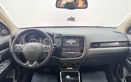 Mitsubishi Outlander III рестайлинг 3, 2022 год, 2 100 000 рублей, 16 фотография