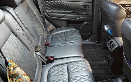 Mitsubishi Outlander III рестайлинг 3, 2019 год, 3 100 000 рублей, 2 фотография