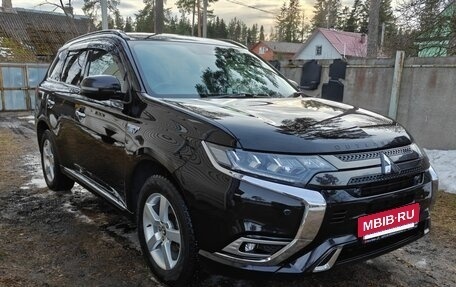 Mitsubishi Outlander III рестайлинг 3, 2019 год, 3 100 000 рублей, 9 фотография