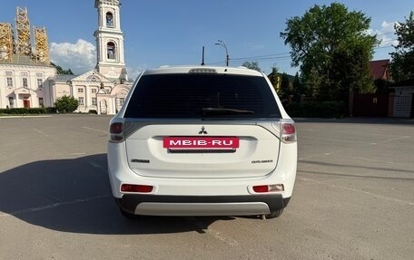 Mitsubishi Outlander III рестайлинг 3, 2014 год, 1 390 000 рублей, 4 фотография