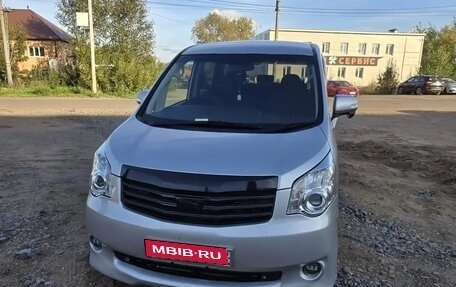 Toyota Noah III, 2010 год, 900 000 рублей, 1 фотография