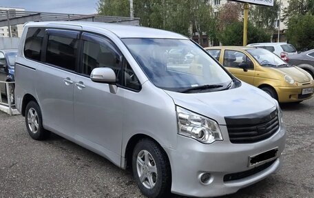 Toyota Noah III, 2010 год, 900 000 рублей, 2 фотография