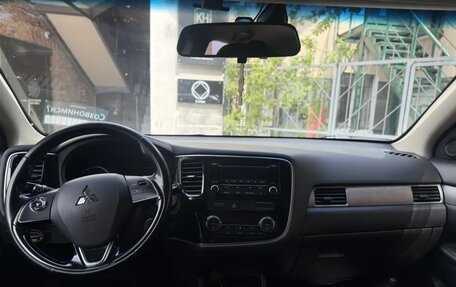Mitsubishi Outlander III рестайлинг 3, 2015 год, 1 720 000 рублей, 8 фотография