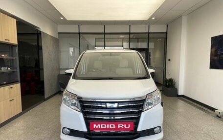Toyota Noah III, 2014 год, 1 580 000 рублей, 2 фотография