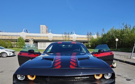 Dodge Challenger III рестайлинг 2, 2018 год, 3 450 000 рублей, 5 фотография