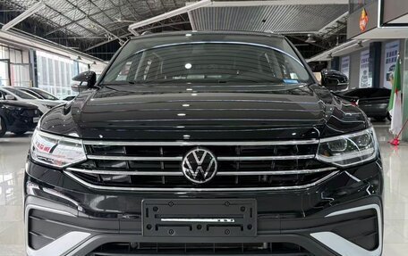 Volkswagen Tiguan II, 2022 год, 2 625 000 рублей, 2 фотография