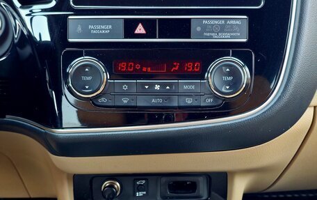 Mitsubishi Outlander III рестайлинг 3, 2019 год, 2 490 000 рублей, 10 фотография
