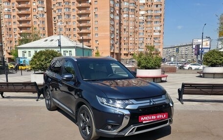 Mitsubishi Outlander III рестайлинг 3, 2019 год, 2 490 000 рублей, 4 фотография