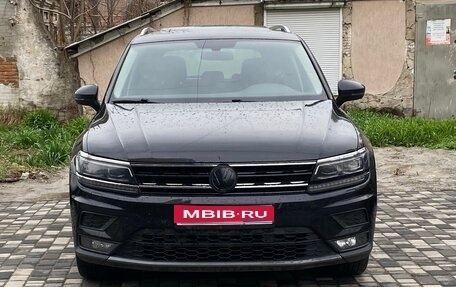 Volkswagen Tiguan II, 2018 год, 2 450 000 рублей, 1 фотография