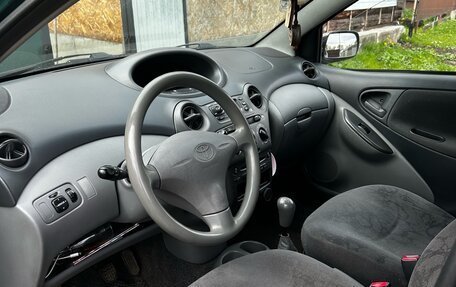 Toyota Yaris I рестайлинг, 2002 год, 300 000 рублей, 1 фотография