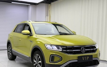 Volkswagen T-Roc I, 2023 год, 2 285 000 рублей, 3 фотография